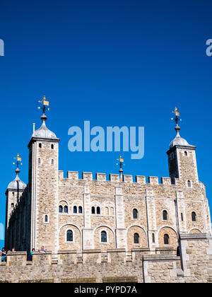 Vista della Torre Bianca, attraverso i merli, Torre di Londra, Inghilterra, Regno Unito, GB. Foto Stock