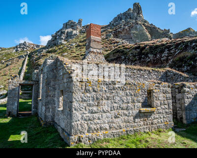 Rovine della batteria sul robusto costa ovest di Lundy Island off della costa del Devon UK in precedenza una nebbia stazione di segnalazione utilizzando il cannone del fuoco come un avvertimento Foto Stock