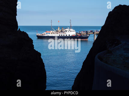 MV Oldenberg ormeggiato sul molo di Lundy Island per il carico merci e passeggeri diretti verso la terraferma a Ilfracombe in Devon UK Foto Stock