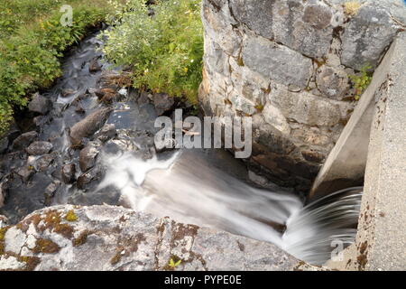Flusso di acqua da un lago in Fröa, Svezia Foto Stock