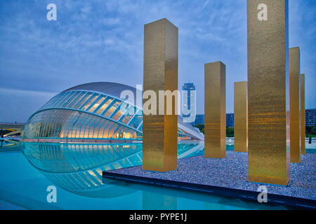 Valencia, Spagna - 25 Ottobre 2017: Città delle Arti, famoso complesso architettonico creato da Santiago Calatrava e Félix candela che attrae milioni Foto Stock