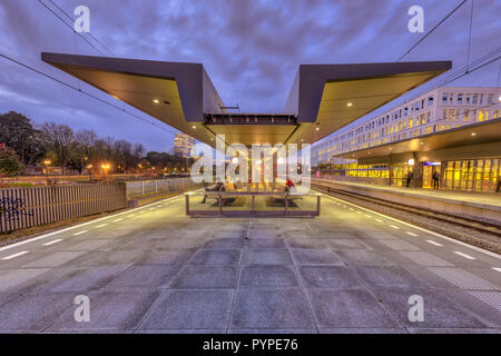 Piattaforma moderna con i passeggeri su una stazione ferroviaria nei Paesi Bassi Foto Stock