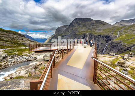 I turisti sulla piattaforma di osservazione a Trollstigen road attrazione turistica in More og Romsdal regione Norvegia Foto Stock