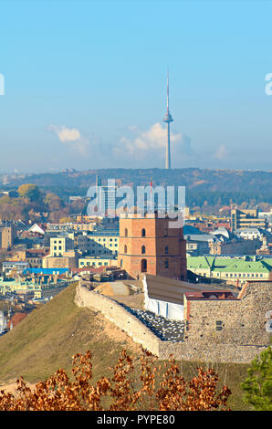 Il bellissimo panorama di Vilnius, Lituania, con Gediminas Castle, la torre della TV e la torre campanaria del Duomo in una bella giornata di sole Foto Stock