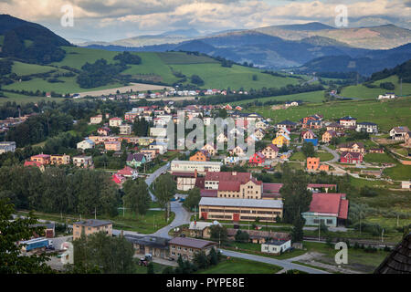 Il paese Oravsky Podzamok vista dal castello di Orava in Slovacchia Foto Stock