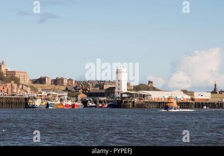 Severn-class scialuppa di salvataggio spirito di Northumberland passando North Shields Fish quay, Tyne and Wear, England, Regno Unito Foto Stock