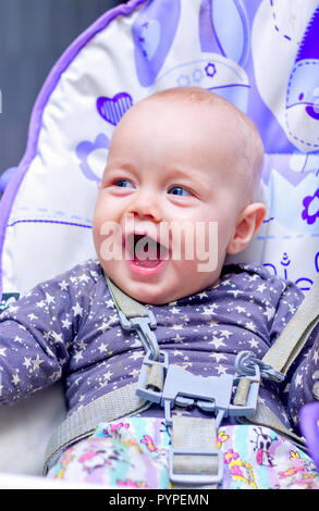 Un bambino piccolo si siede nel sedile di un'auto Foto Stock