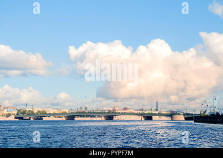 San Pietroburgo, Russia- Ottobre 3,2016. Kantemirovsky ponte che attraversa il fiume Neva, un ponte levatoio nel centro di San Pietroburgo Foto Stock