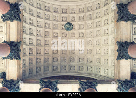 Architettura backgorund colonnato, capitelli e il soffitto di San Isacco nella cattedrale di San Pietroburgo, Russia. Architettura Closeup vista di San Pietroburgo Foto Stock