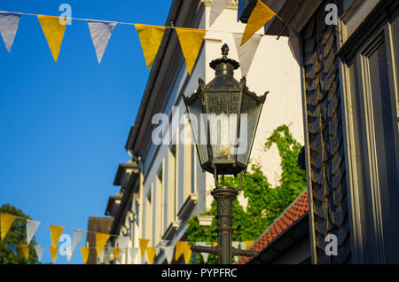 Vecchia Lanterna davanti la casa di facciate in Essen, Germania Foto Stock