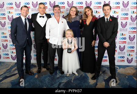 Ella Chadwick (anteriore) vince il figlio del coraggio di aggiudicazione (da sinistra a destra) Dermot O'Leary, Robbie Williams Simon Cowell, Karen Chadwick (Ella la mamma), Ayda Field e Louis Tomlinson durante il Pride of Britain Awards 2018, in partnership con TSB, onorando la nazione di eroi non celebrati e riconoscendo i risultati sorprendenti della gente comune si tenuto presso il Grosvenor House Hotel di Londra. Foto Stock