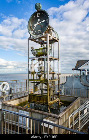 Orologio ad acqua su Southwold Pier in Southwold, Suffolk, Regno Unito il 26 ottobre 2018 Foto Stock