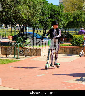 San Antonio, Texas, Stati Uniti d'America. 27 ott 2018. Giovane uomo su uno scooter vestito come uno scheletro in un top hat presso l annuale Giornata dei morti la celebrazione. Foto Stock