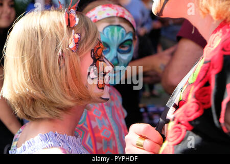 San Antonio, Texas, Stati Uniti d'America. 27 ott 2018. Face painting nel cranio tradizionale o 'calavera' immagine alla Giornata annuale dei morti la celebrazione. Foto Stock