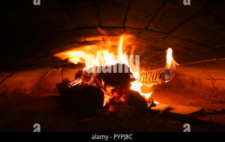 Diversi registri di masterizzazione in un forno di mattoni. Foto Stock