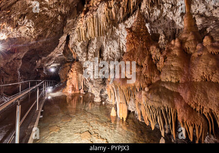 Bella metropolitana interno dell'Demanovska Grotta della libertà nelle montagne della Slovacchia, Europa Foto Stock