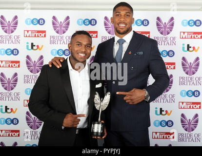 Prince's Trust Award Winner Omar Sharif (sinistra) con Anthony Joshua durante il Pride of Britain Awards 2018, in partnership con TSB, onorando la nazione di eroi non celebrati e riconoscendo i risultati sorprendenti della gente comune si tenuto presso il Grosvenor House Hotel di Londra. Foto Stock