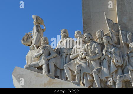 Il Monumento delle Scoperte presso il fiume Tago a Lisbona, Portogallo, fu costruita in onore di Enrico il Navigatore, celebrando l'età di esplorazione. Foto Stock