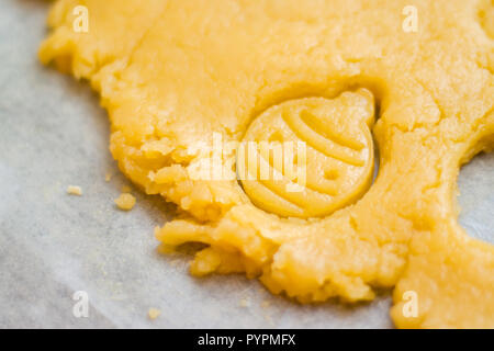 Impasto crudo per biscotti di Natale per i bambini, rendendo pan di zenzero in forma di sfera di close-up. Anno nuovo trattamento per Santa Claus cottura. Pasticceria artigianale, xm Foto Stock