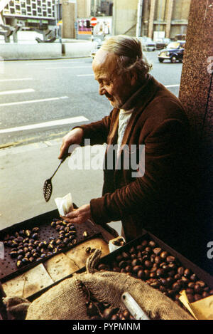 Castagne arrosto venditore, Londra durante gli anni sessanta Colin Maher/Simon Webster Foto Stock