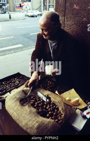 Castagne arrosto venditore, Londra durante gli anni sessanta Colin Maher/Simon Webster Foto Stock