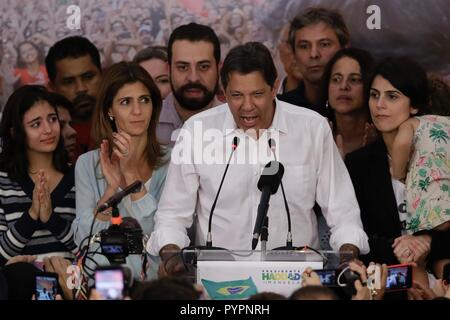 Sao Paulo, Brasile. 28 ott 2018. Fernando Haddad (PT) e Manuela Davila (PCdoB) della coalizione, la gente felice di nuovo dopo i voti sono stati approvati per il presidente della repubblica al Pestana hotel in Sao Paulo. Credito: Thiago Bernardes/Pacific Press/Alamy Live News Foto Stock