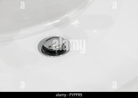 Dettagli di ceramic white il lavandino in bagno moderno. Foto Stock