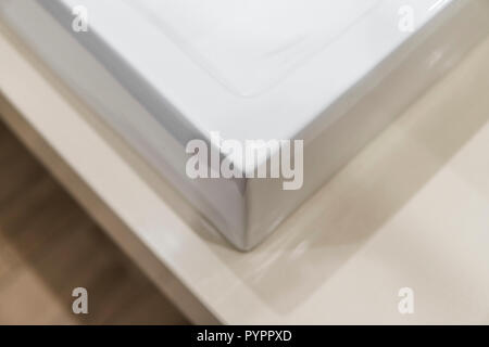 Dettagli di ceramic white il lavandino in bagno moderno. Foto Stock