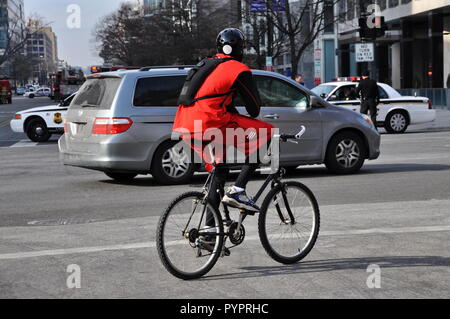 Washington DC, Stati Uniti d'America. Dic 2010. Una città ciclista per il suo modo di lavorare su una fredda mattina qui nella capitale della nazione. Foto Stock