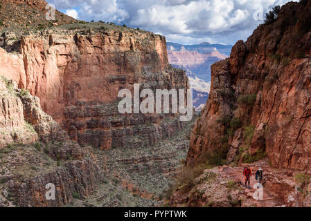 Escursionismo il Bright Angel Trail, il Parco Nazionale del Grand Canyon, Arizona, Stati Uniti. Foto Stock