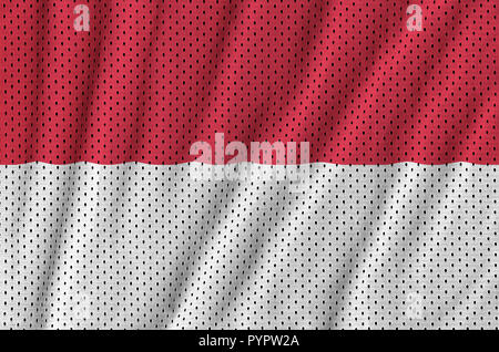 Bandiera dell'Indonesia stampato su un poliestere nylon sportswear tessuto a rete con alcune pieghe Foto Stock