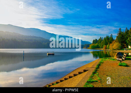 Vista del lago di Westwood in Nanaimo durante la caduta, l'isola di Vancouver, Canada Foto Stock