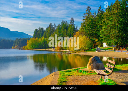 Vista del lago di Westwood in Nanaimo durante la caduta, l'isola di Vancouver, Canada Foto Stock