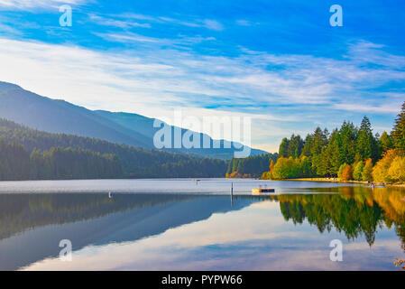 Vista del lago di Westwood in Nanaimo durante la caduta, l'isola di Vancouver, Canada Foto Stock