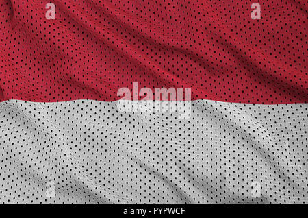 Bandiera dell'Indonesia stampato su un poliestere nylon sportswear tessuto a rete con alcune pieghe Foto Stock