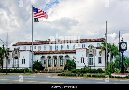 Una bandiera americana vola con un Poa/mia bandiera di fronte allo storico Marianna post office, 20 ott. 2018, Marianna, Florida. Foto Stock