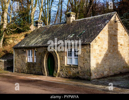 Il vecchio Fabbri Shop e forgiare nel villaggio di Ford sulla Ford e metalli Estate in Northumberland. Nota la a forma di ferro di cavallo porta. Foto Stock