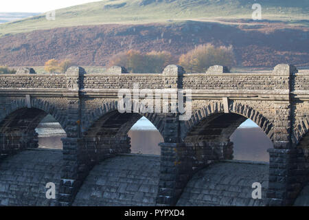 Craig Coch diga in Elan Valley, il Galles in un pomeriggio soleggiato Foto Stock