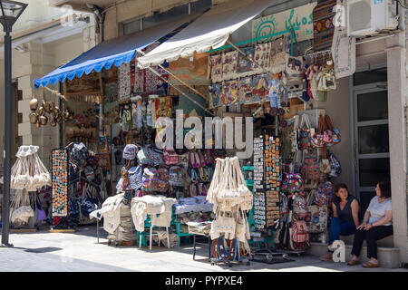 Tradizionale negozio di souvenir, XXV Avgoustou Street, Heraklion (Irakleio), Regione di Irakleio, Creta (Kriti), Grecia Foto Stock