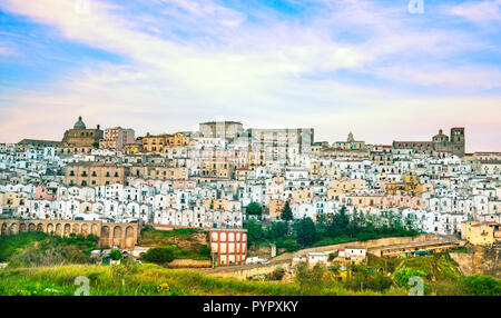Ferrandina bianco città vecchia panoramica, vista. Provincia di Matera, Basilicata Italia, Europa Foto Stock