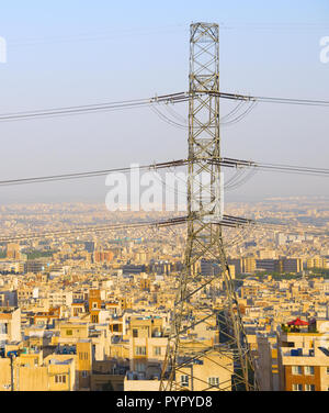 Skyline di Tehran con elettrico posto in primo piano. Iran Foto Stock