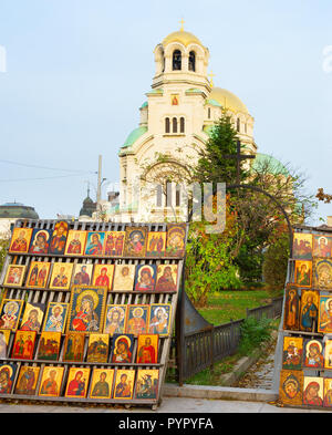 SOFIA, BULGARIA - 16 ottobre 2016: Icone per vendere nella parte anteriore del famoso Alexandr Nevsky a Sofia. Sofia è la capitale della Bulgaria. Foto Stock