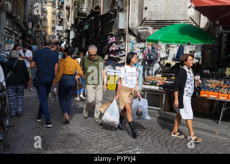 I pedoni e gli amanti dello shopping in via Pignasecca nel centro storico di Napoli Foto Stock