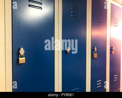 Modifica industriale Cassetti, armadietti con porte blu. Alcuni sono bloccati con lucchetti Foto Stock