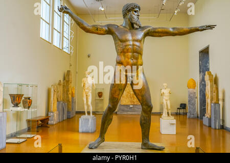 Artemision di bronzo o Poseiden Zeus dio greco statua Museo Archeologico Nazionale Atene Grecia. Cast 470 440 A.C. rinvenuti nel naufragio Artemision Coast Foto Stock