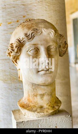 Antica Dea Nike vittoria statua Stoa di Attalos Agora Market Place Atene Grecia. Statua 138-161 annuncio di Stoa costruita nel 150 A.C. Foto Stock