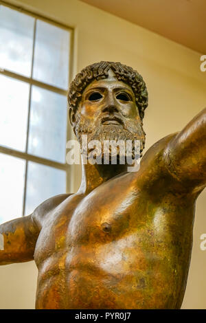 Artemision di bronzo o Poseiden Zeus dio greco statua Museo Archeologico Nazionale Atene Grecia. Cast 470 440 A.C. rinvenuti nel naufragio Artemision Coast Foto Stock