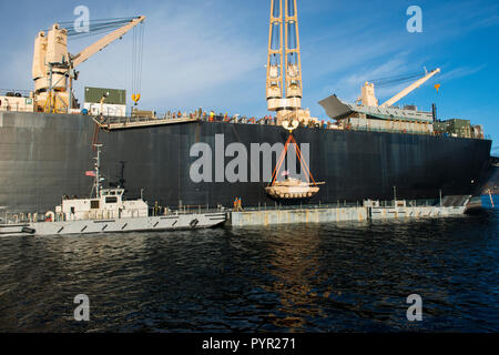 181023-N-VO150-0913 (ott. 23, 2018) - velisti assegnati alla Naval Cargo Handling battaglione 1 (NCHB-1) utilizzare un bordo inferiore di un U.S. Marine Corps M1A1 Abrams serbatoio verso il basso per una migliorata Navy alleggio (sistema INLS) Causeway traghetto, azionato da anfibio battaglione di costruzione 2 come parte del marittimo forza di preposizionamento (MPF) offload di USNS 1Lt. Baldomero Lopez (T-AK 3010) durante l'esercizio dello schermo del Nord a Bogen, Norvegia, Ottobre 22, 2018. Schermata del nord è un accordo bilaterale in materia di esercizio che coinvolge il corpo della marina degli Stati Uniti' Marine forza rotazionale - Europa (MRF-E) e norvegese, militare ed è ta Foto Stock