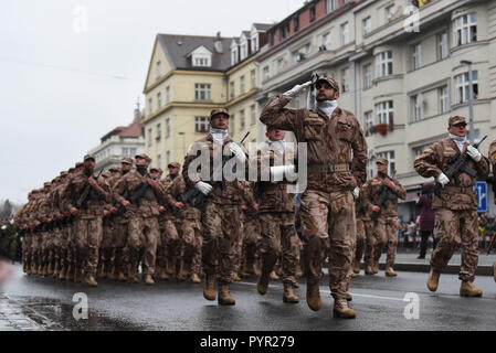 Servizio ceca i membri partecipano in un corteo che segna il centenario Ceca, Praga, Repubblica ceca, 28 ottobre 2018. Stati Uniti Il Segretario della Difesa James N. Mattis osservata dal supporto di visualizzazione; membri del Nebraska e Texas guardie nazionali hanno marciato in un colore comune di protezione. (DOD foto di Lisa Ferdinando) Foto Stock