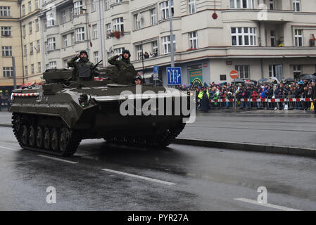 Servizio ceca i membri partecipano in un corteo che segna il centenario Ceca, Praga, Repubblica ceca, 28 ottobre 2018. Stati Uniti Il Segretario della Difesa James N. Mattis osservata dal supporto di visualizzazione; membri del Nebraska e Texas guardie nazionali hanno marciato in un colore comune di protezione. (DOD foto di Lisa Ferdinando) Foto Stock